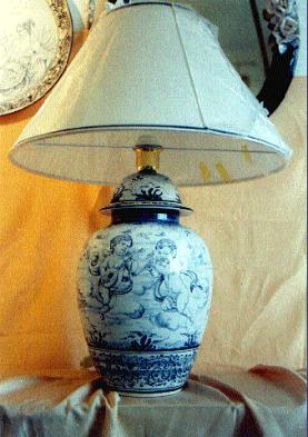 Ceramiche d-Arte di Albisola - Lampada in maiolica dipinta con putti in Antico Savona. Più paralume fatto amano di cm. 45 x 30 x 20